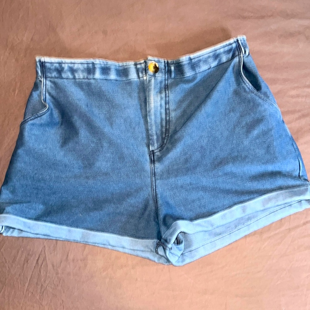 ✨Boutique cuffed shorts✨